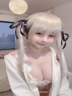 网红小姐姐穿上cosplay衣服准备秀奶